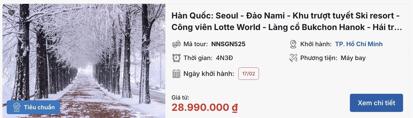 Du khách thích thú check-in giữa không gian ngập tràn hoa anh đào