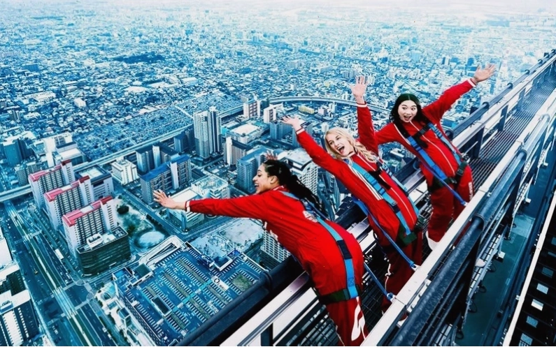 Du khách thích thú chụp ảnh tại Landmark 81 SkyView