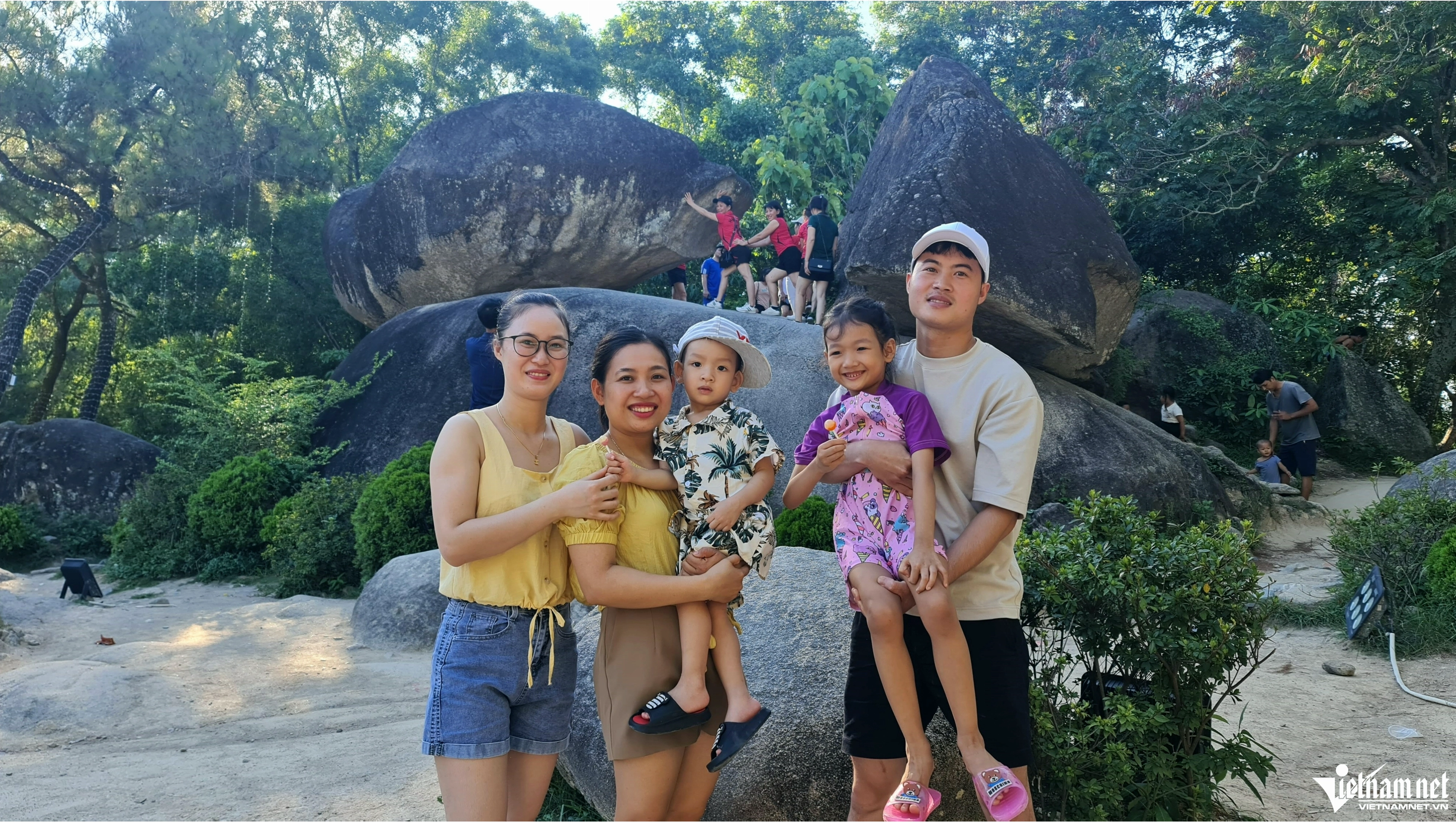 Du khách thích thú tham quan hòn Trống Mái và chụp ảnh lưu niệm.