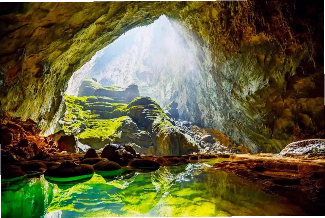 Du khách thích thú tham quan một hang động tại Phong Nha