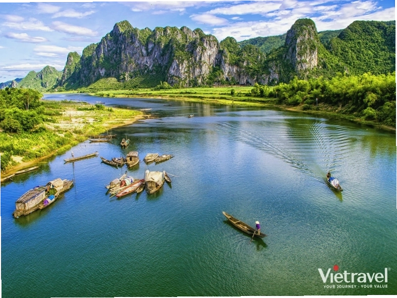 Du khách thích thú với trải nghiệm Zipline tại Sông Chày Hang Tối