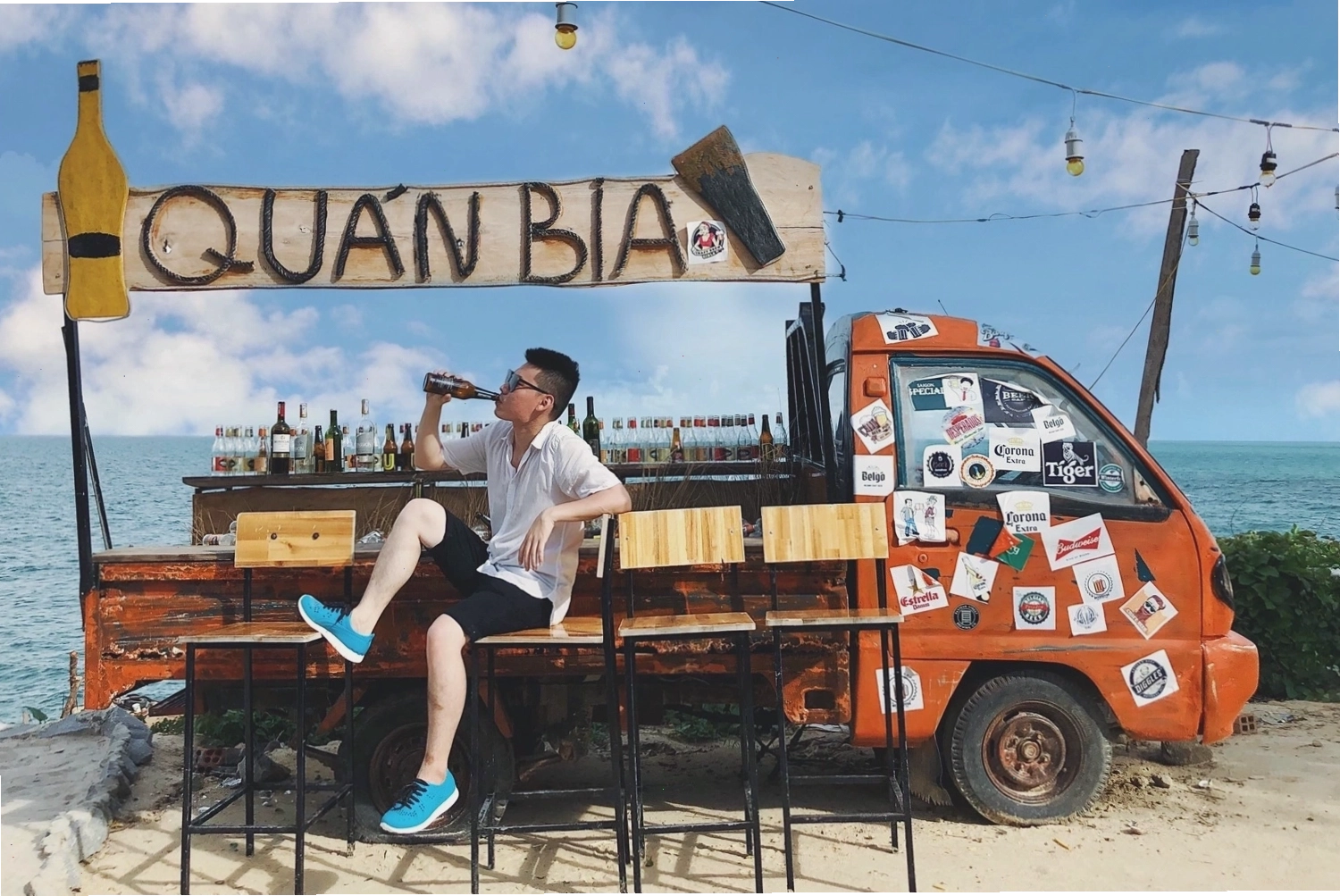 Du khách thư giãn bên bờ biển Hòn Sơn
