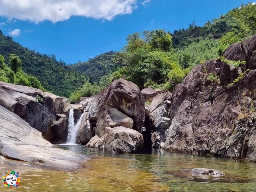Du khách thư giãn bên bờ Suối Trà Bói