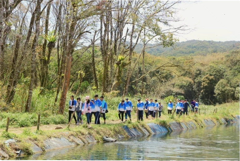 Du khách thư giãn giữa đầm sen Đồng Tháp