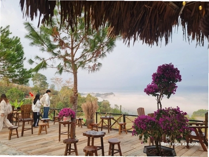 Du khách thư giãn tại Best View Kê Nênh Điện Biên
