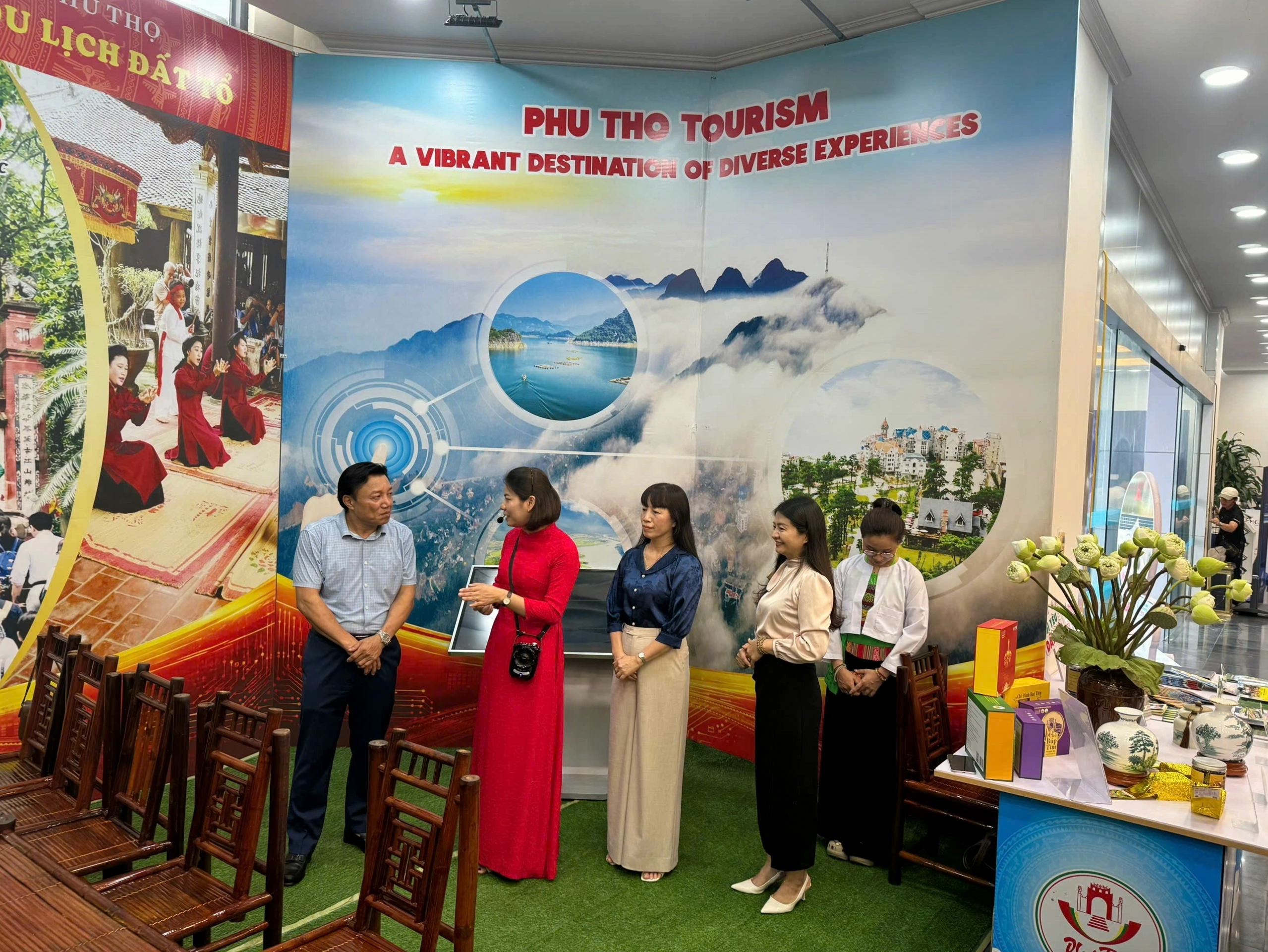 Du khách thư giãn tại Mai Châu