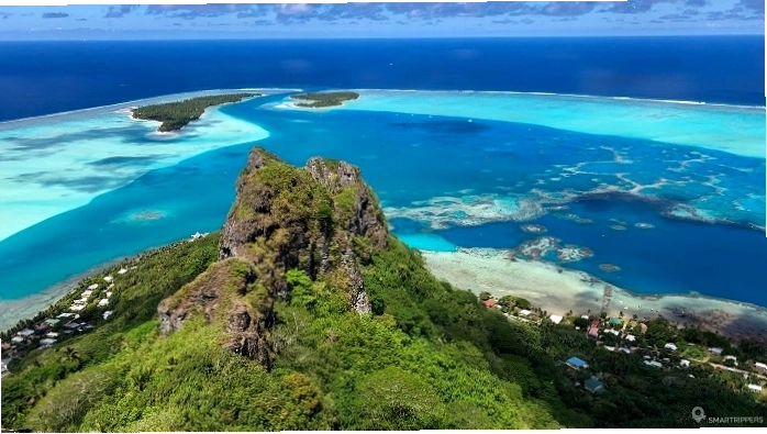 Du khách thư giãn trên bãi biển cát trắng ở Polynesia thuộc Pháp
