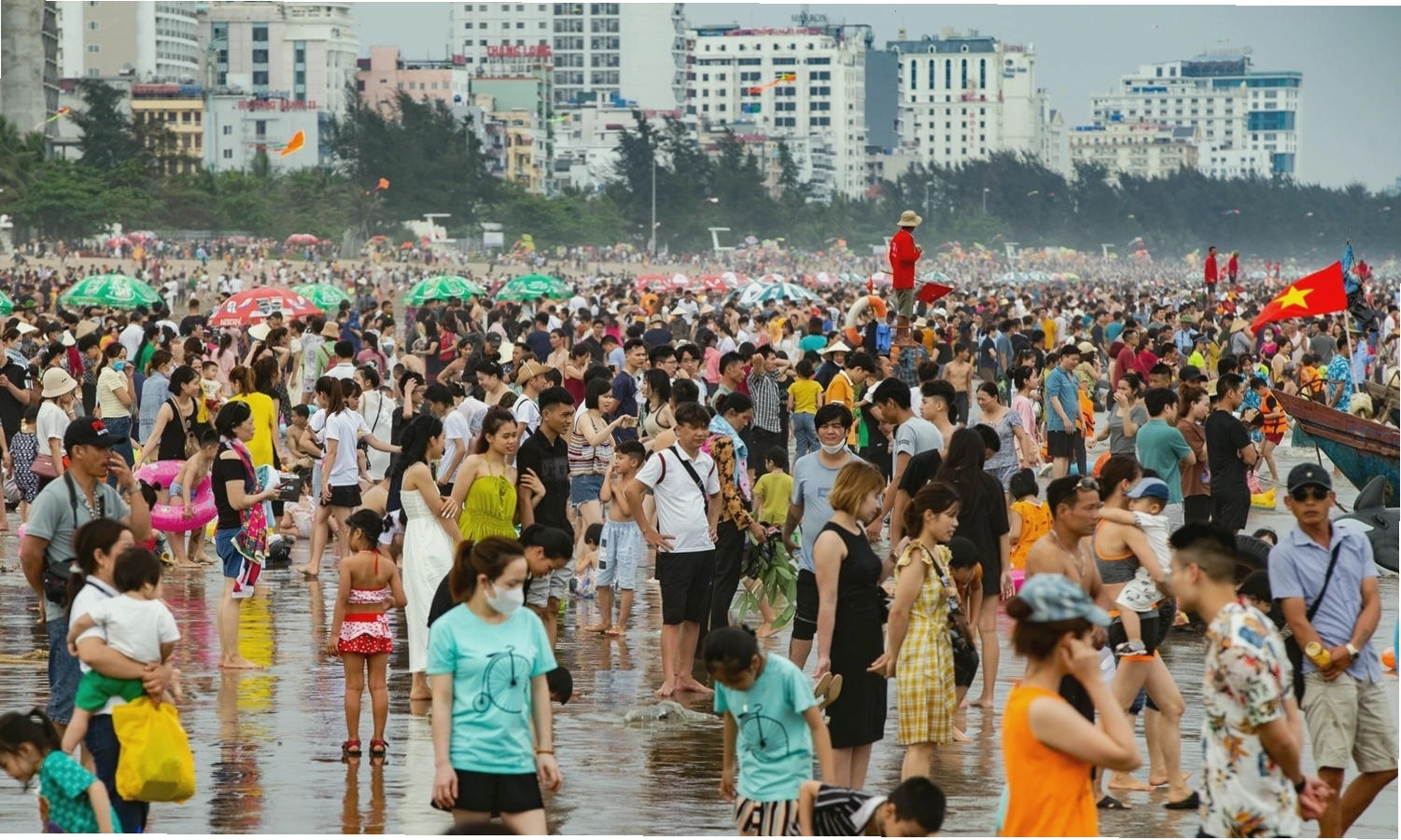 Du khách thư giãn trên bãi biển Sầm Sơn