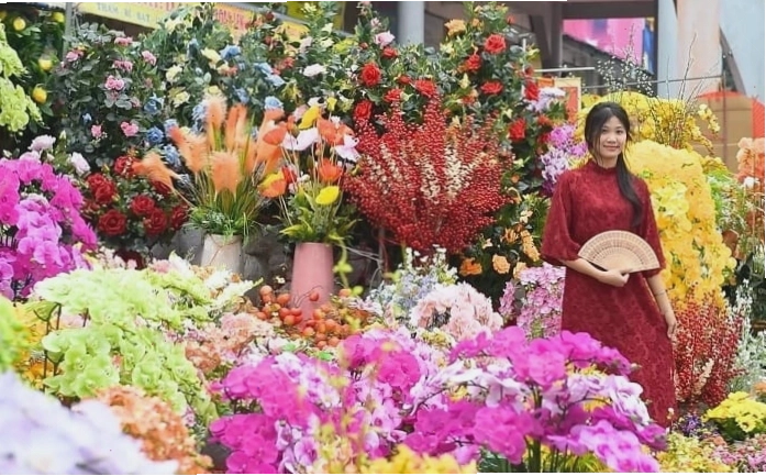 Du khách thư giãn trên bãi biển Sầm Sơn trong chuyến du lịch Thanh Hóa 2 ngày 1 đêm