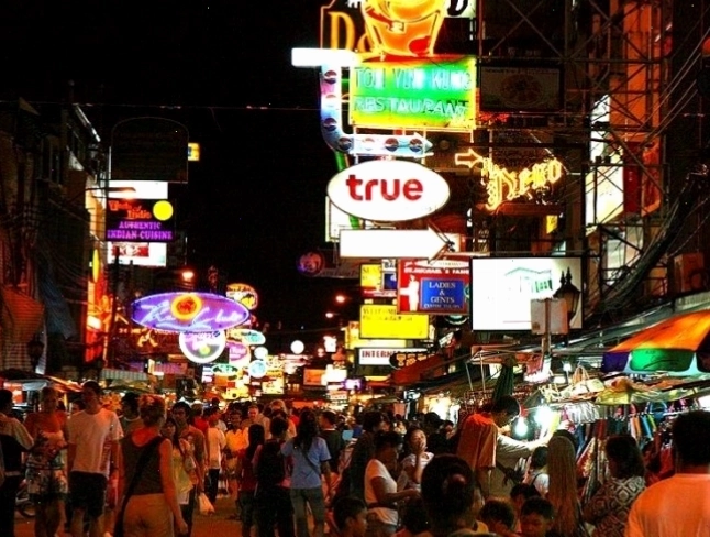 Du khách thưởng thức ẩm thực đường phố tại Khao San