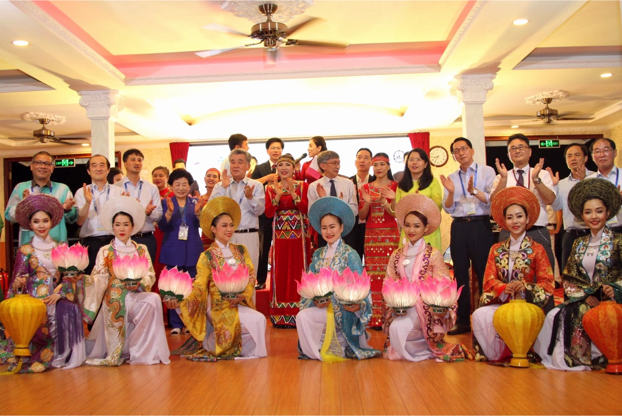 Du khách thưởng thức bữa tối trên tàu Indochina Queen