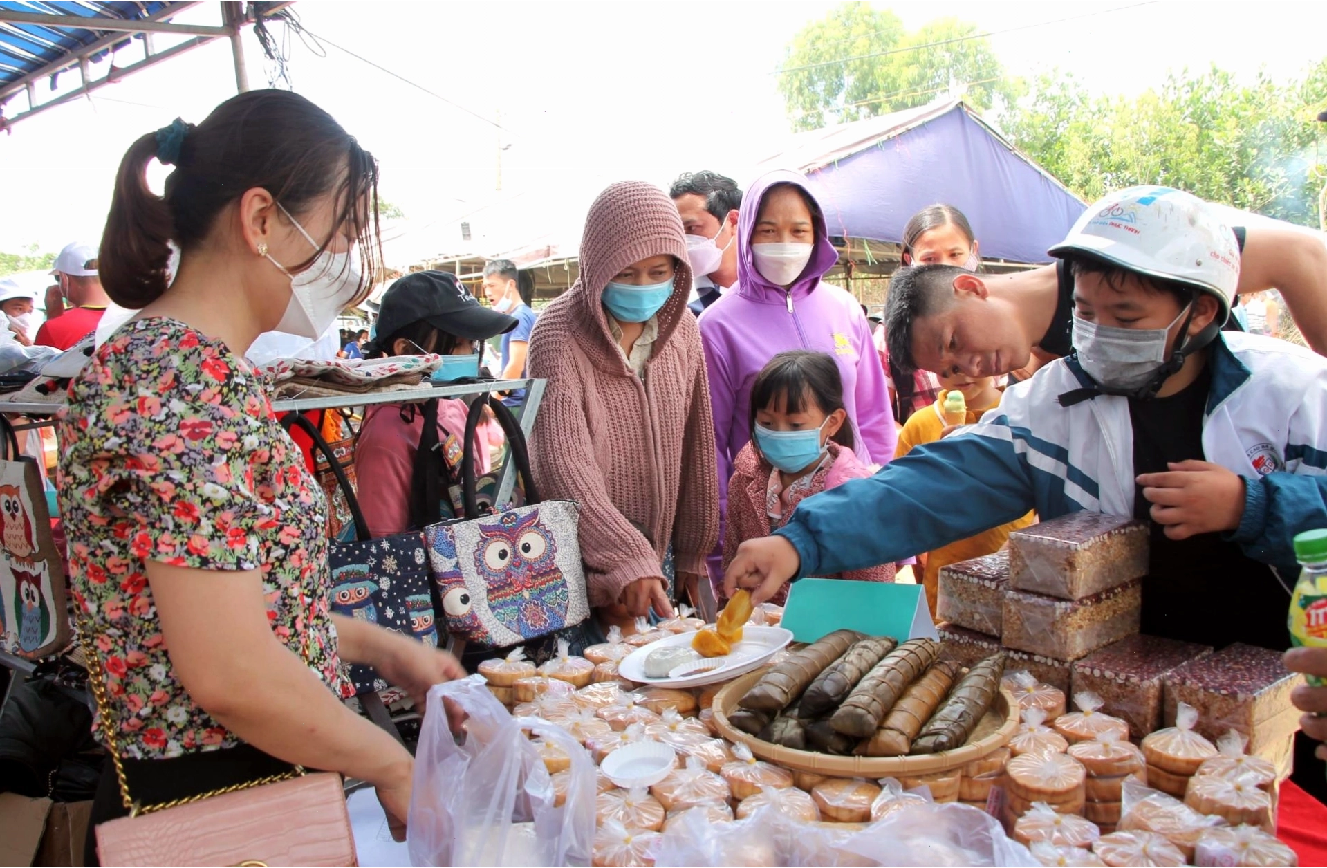 Du khách thưởng thức đặc sản địa phương tại huyện Ea Kar