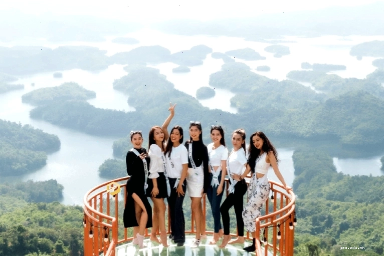 Du khách thưởng thức đồ uống tại quán cafe có view nhìn ra Hồ Tà Đùng