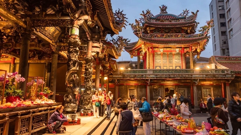 Du khách tìm mua quà lưu niệm tại Đài Bắc