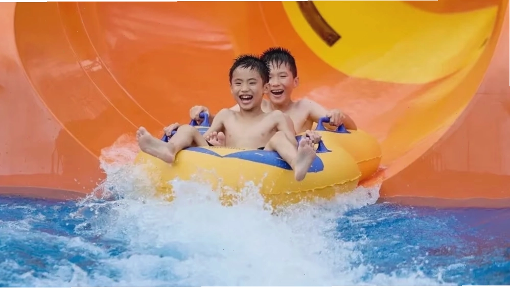 Du khách trải nghiệm các trò chơi nước tại Sun World Sầm Sơn