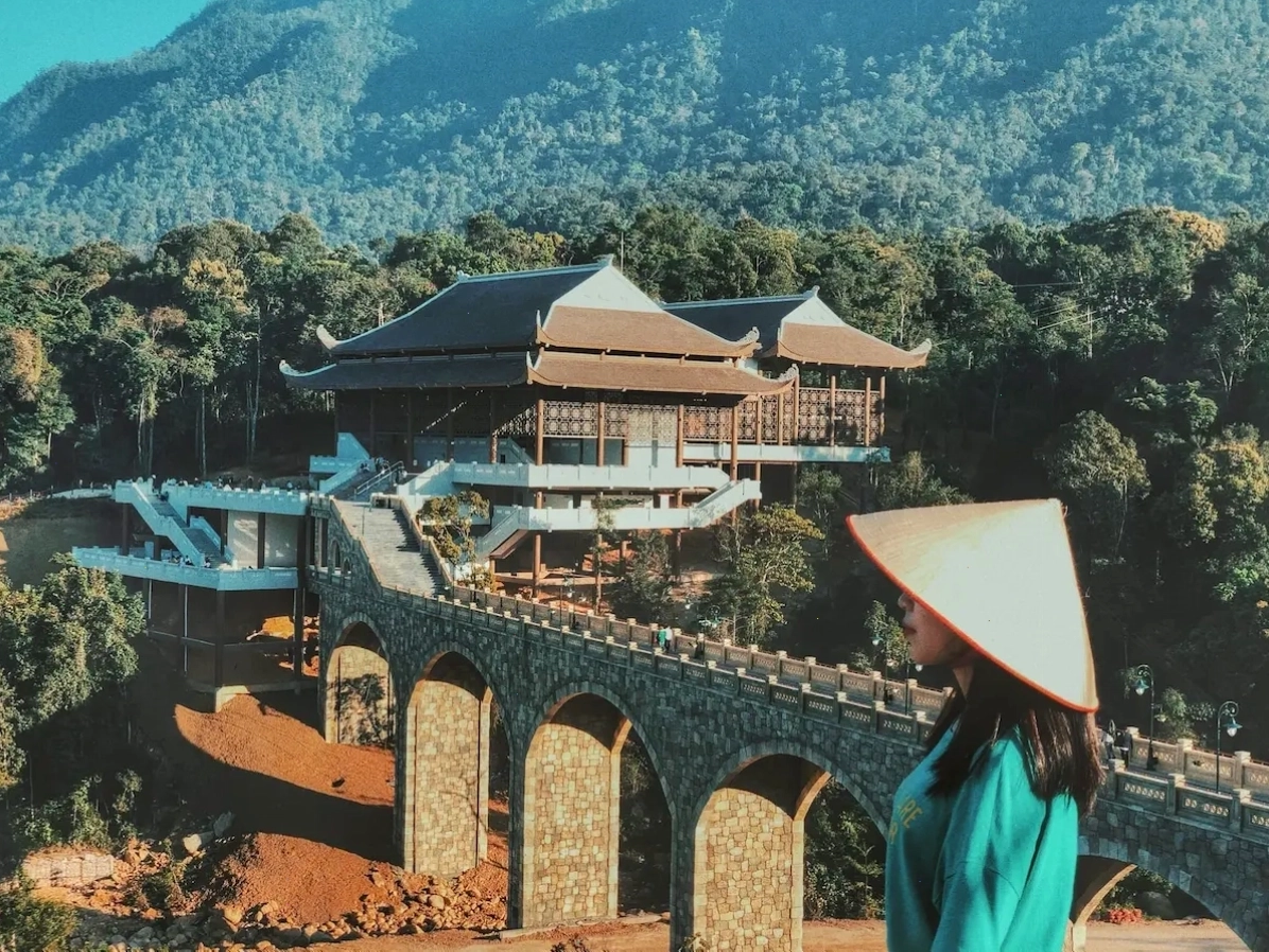 Du khách trải nghiệm cáp treo lên chùa Đồng trên đỉnh núi Yên Tử