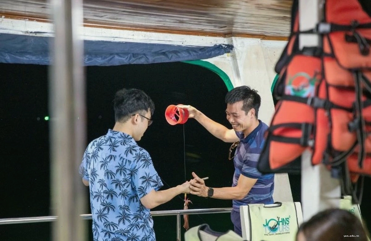 Du khách trải nghiệm câu mực đêm tại biển Hải Tiến