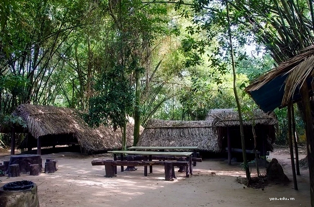 Du khách trải nghiệm chui xuống Địa đạo Củ Chi