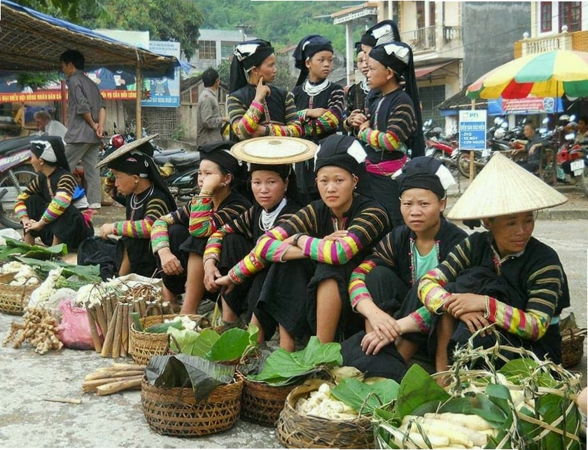 Du khách trải nghiệm đi bộ khám phá Pù Luông
