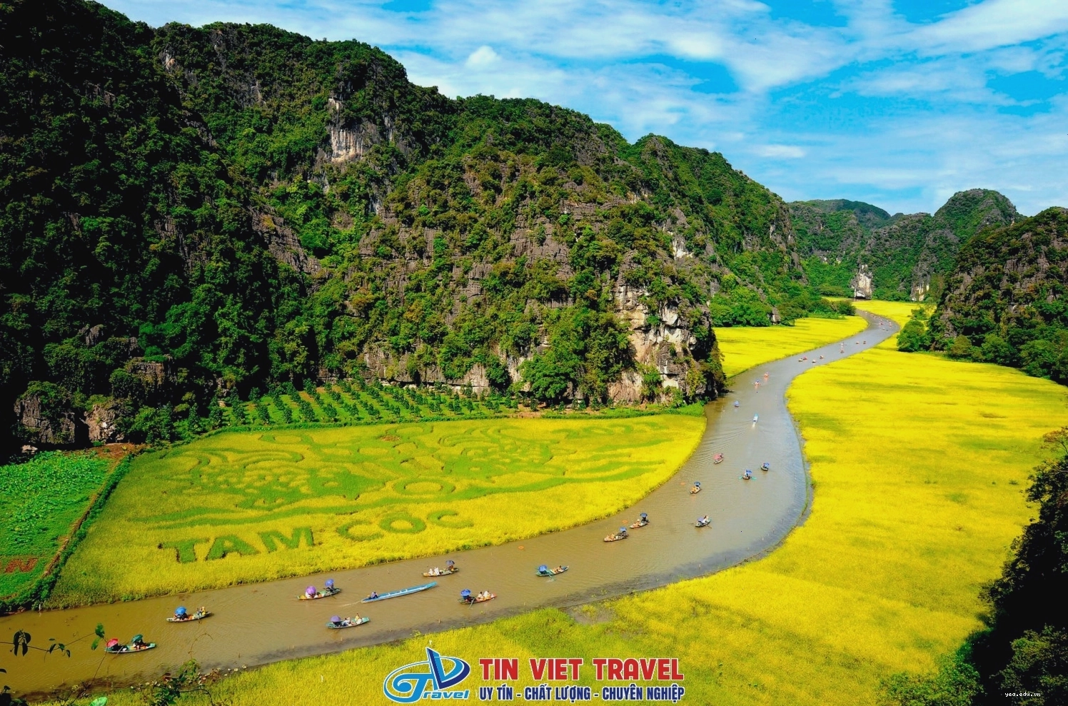 Du khách trải nghiệm đi thuyền trên sông tại Tràng An