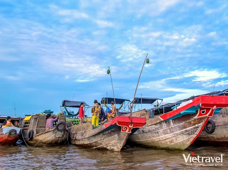 Du khách trải nghiệm đi thuyền trên sông Tiền tại Mỹ Tho