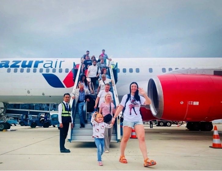 Du khách trải nghiệm du lịch charter flight