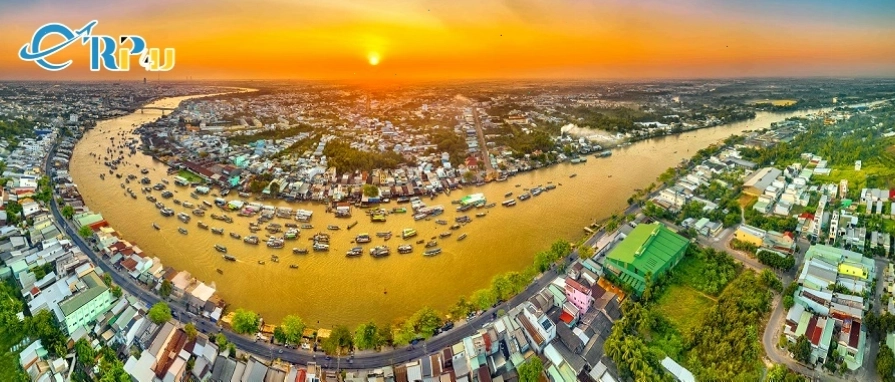 Du khách trải nghiệm làm hủ tiếu tại Lò hủ tiếu 9 Của, Cần Thơ
