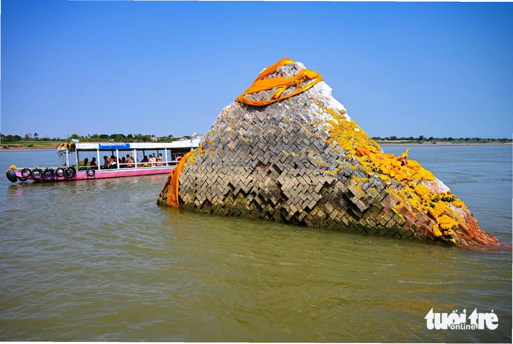 Du khách trải nghiệm làm nến tại Ubon Ratchathani