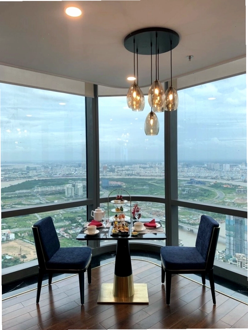 Du khách trải nghiệm SkyTouch tại Landmark 81