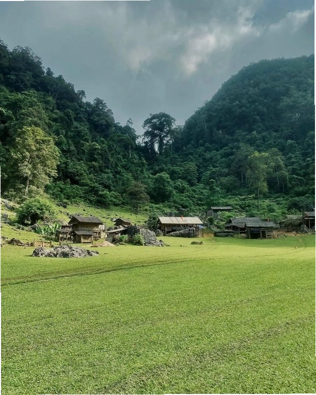 Du khách trải nghiệm tại bản nguyên thủy Hang Táu