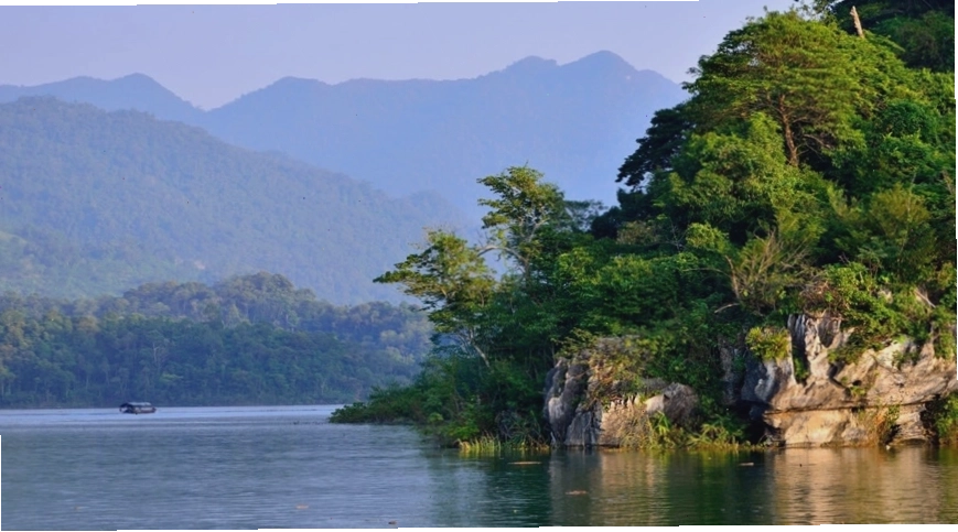Du khách trải nghiệm tắm thác tại Thác Mơ (Thác Pác Ban) trong tour Tuyên Quang 2 ngày 1 đêm