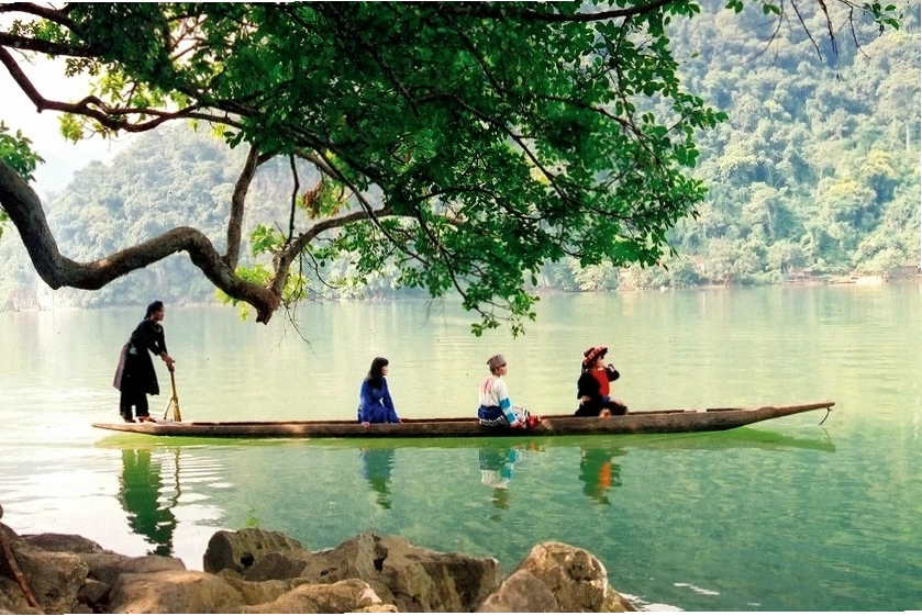 Du khách trải nghiệm thu hoạch chè tại một khu du lịch sinh thái ở Việt Nam