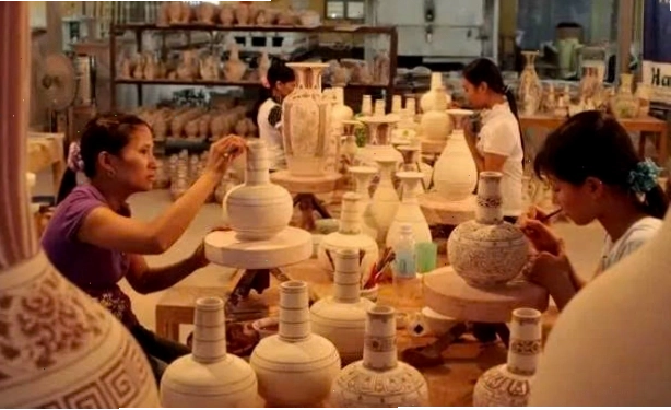 Du khách trải nghiệm tự tay nặn gốm tại làng Bát Tràng