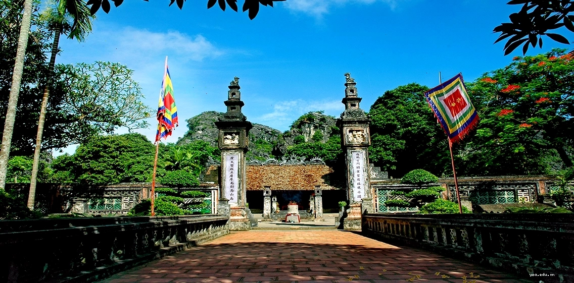 Du khách trên thuyền khám phá các hang động tại Tràng An