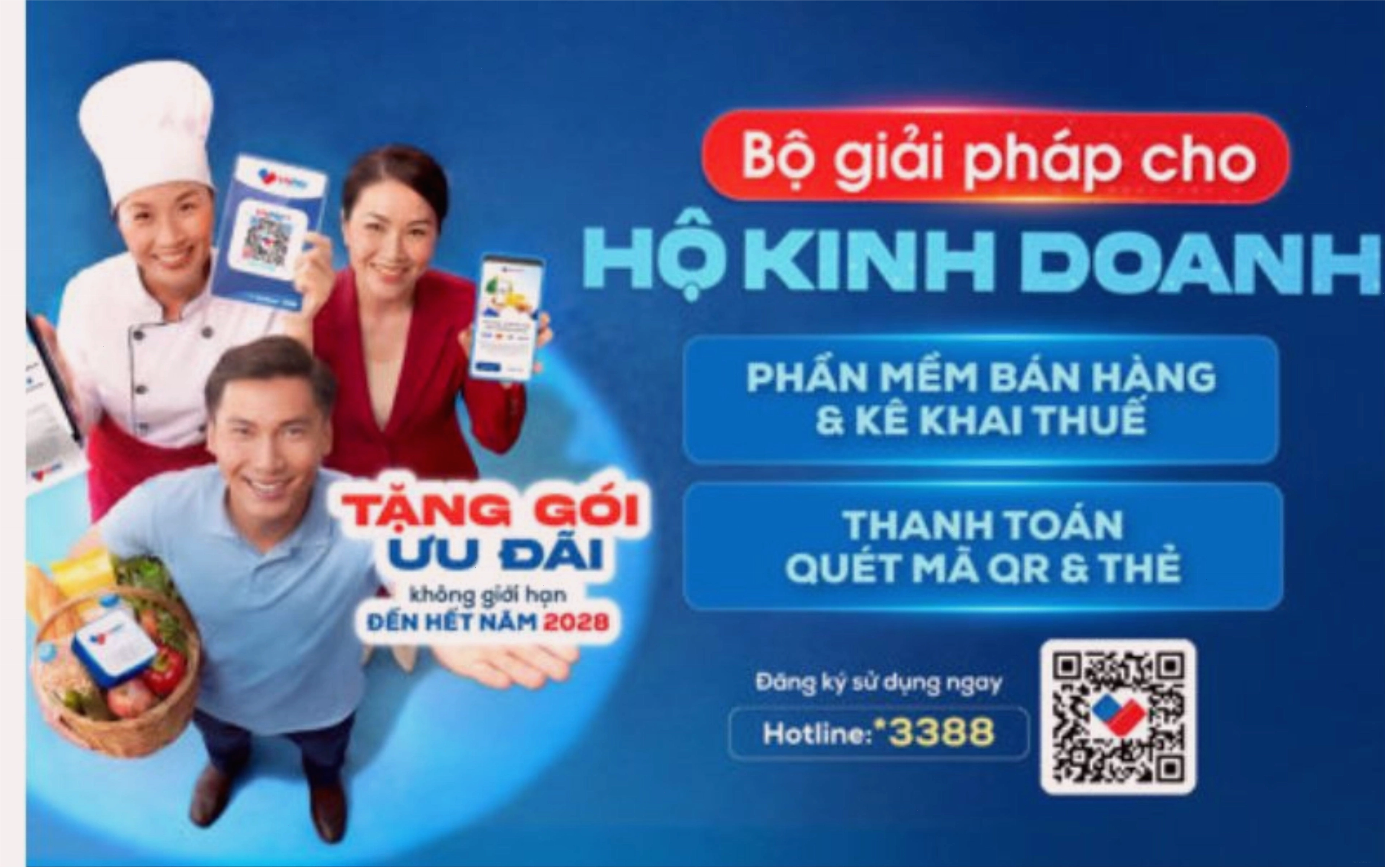 Du khách trên thuyền khám phá Tràng An