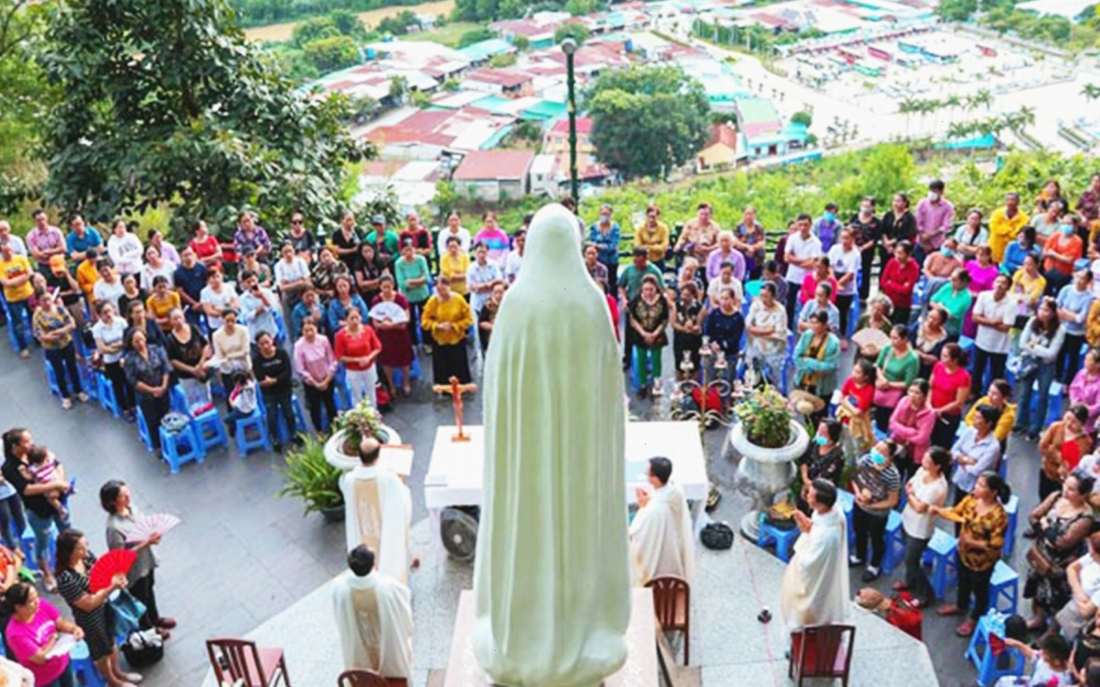 Du khách viếng thăm Đức Mẹ Tà Pao