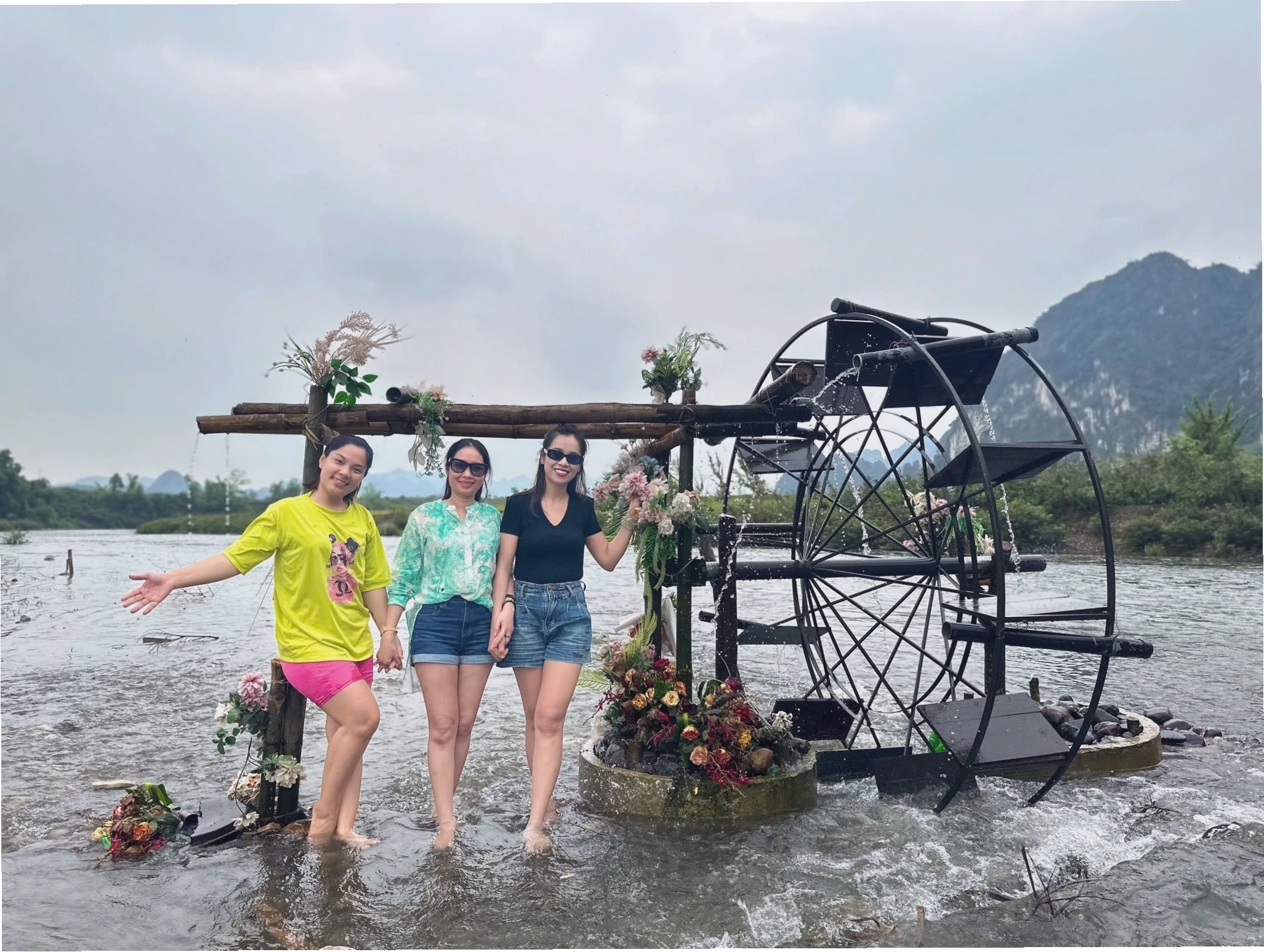Du khách vui chơi tại khu vực cắm trại Sông Bôi