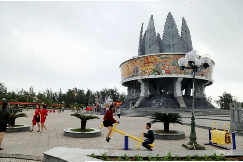 Du khách vui chơi tại quảng trường Mũi Sa Vĩ