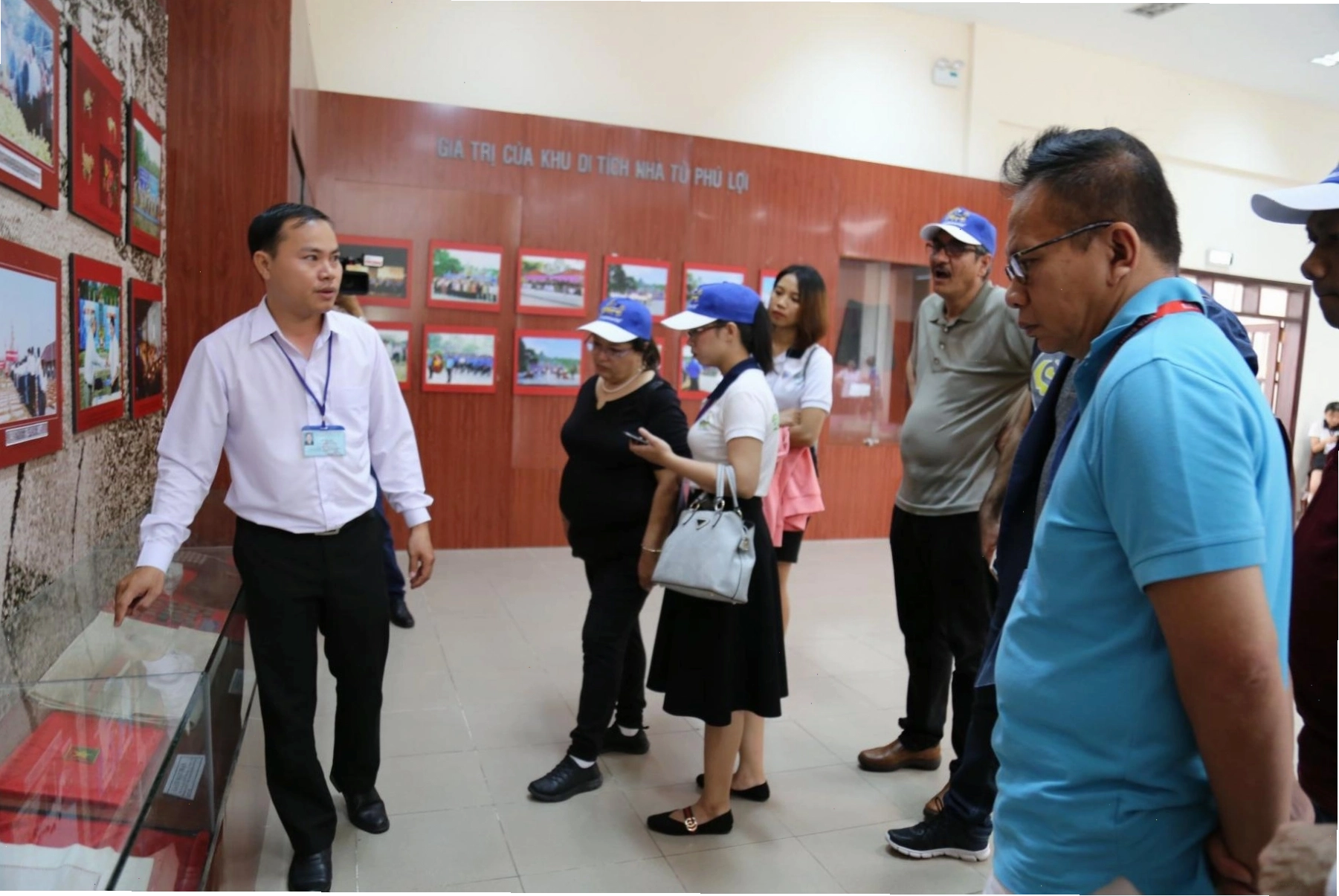 Du khách vui vẻ tham quan một vườn quốc gia