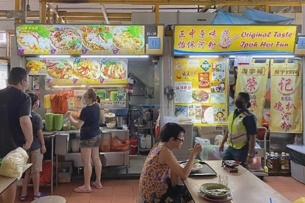 Du lịch Singapore review - Du khách khám phá các địa điểm hấp dẫn