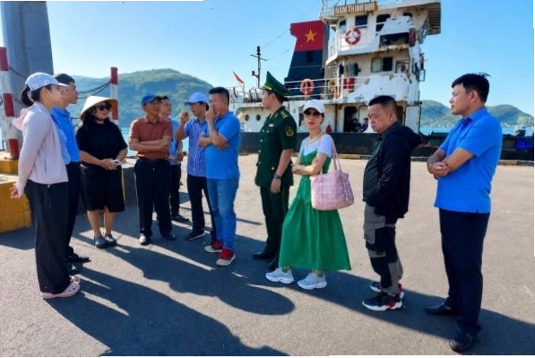 Du lịch tàu biển tại một thành phố biển