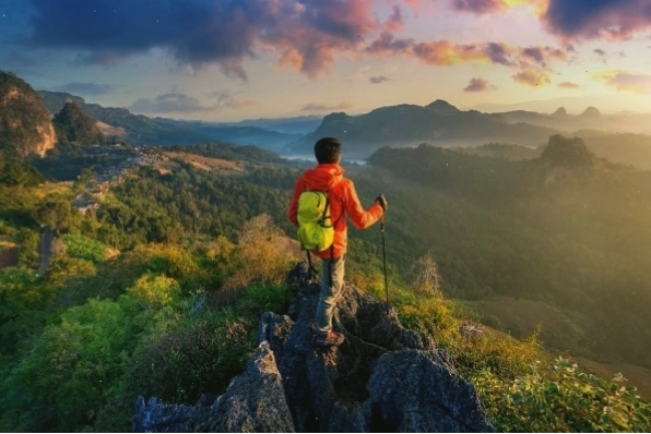 Du lịch trải nghiệm tại núi cao giúp du khách khám phá và đắm mình vào vẻ đẹp hùng vĩ của thiên nhiên