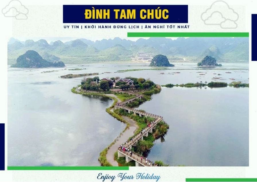Du thuyền di chuyển trên hồ Tam Chúc hướng về phía ngôi đình cổ kính