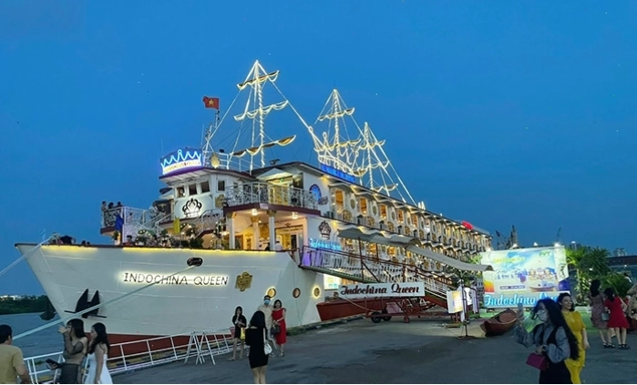 Du thuyền Indochina Queen sang trọng với nội thất gỗ