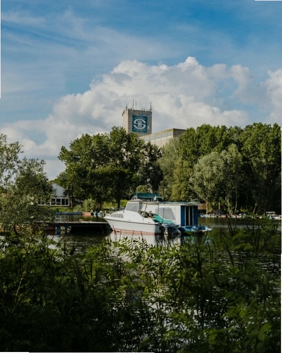 Du thuyền nhỏ ở bến cảng sông trên sông Danube