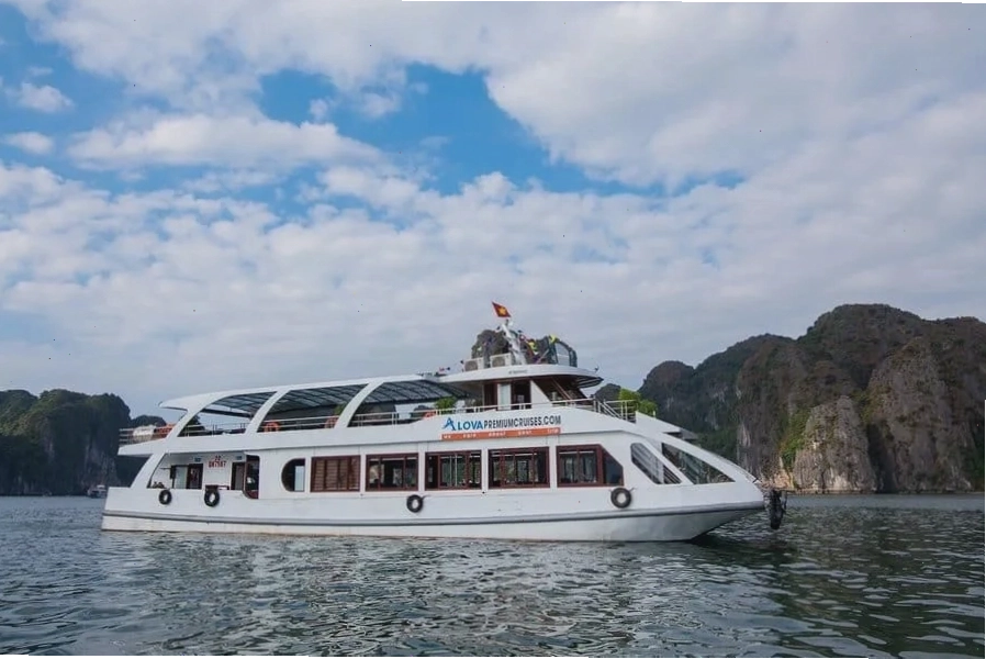 Du thuyền Paradise Elegance sang trọng trên Vịnh Hạ Long
