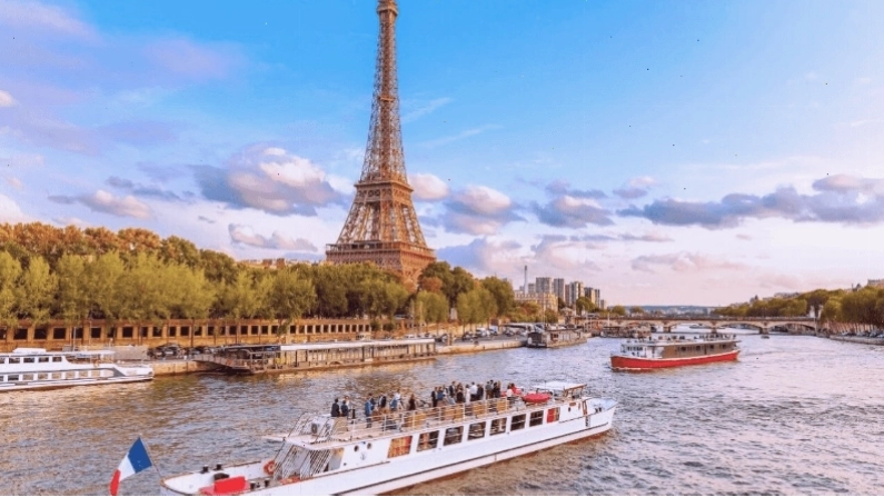 Du thuyền sang trọng lướt trên dòng sông Seine Paris