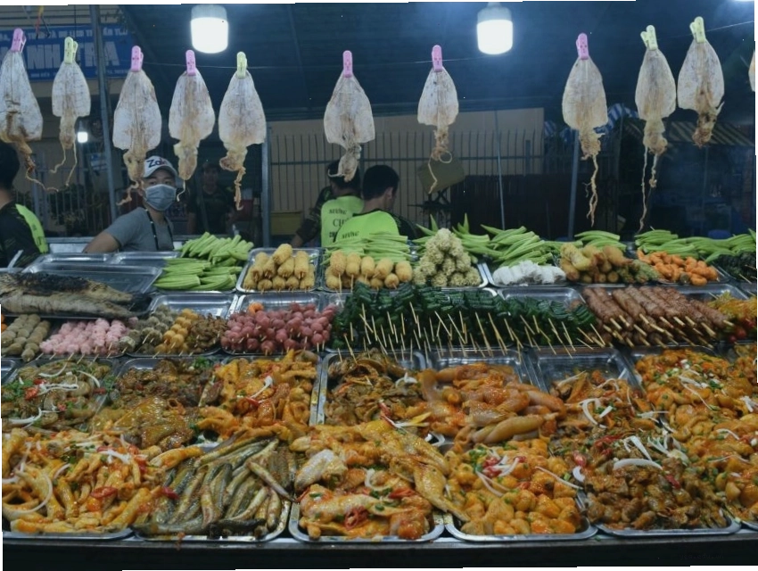 Du thuyền sang trọng neo đậu trên sông Hậu về đêm