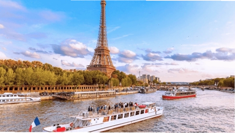 Du thuyền trên dòng sông Seine Paris