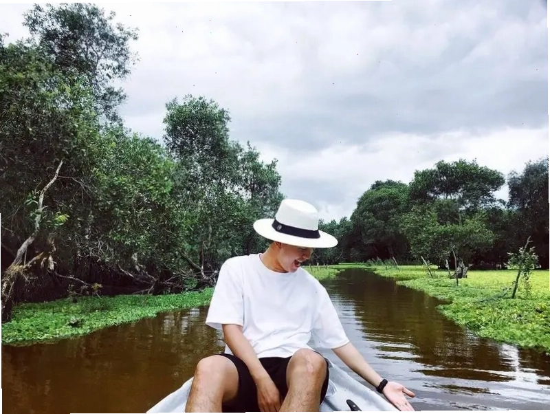 Du thuyền trên kênh Rừng Tràm Trà Sư